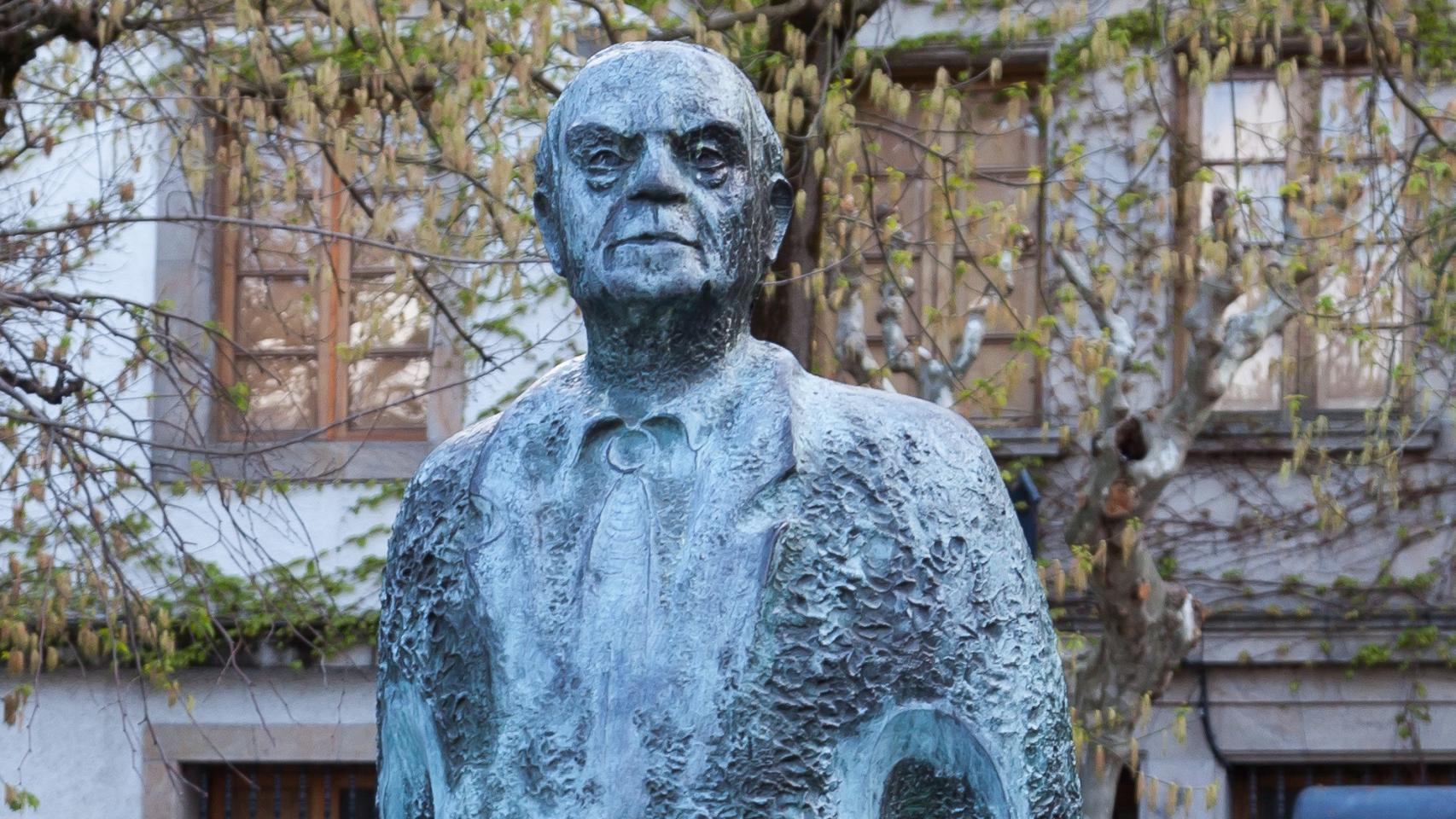 Estatua de Eduardo Blanco Amor en Ourense.