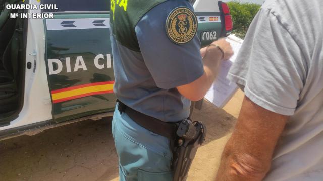 Un agente de la Guardia Civil durante la inspección a la finca agrícola de Alginet.