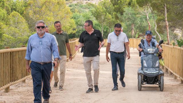 El alcalde Toni Pérez y otros miembros de la corporación de Benidorm en la visita al parque este martes.