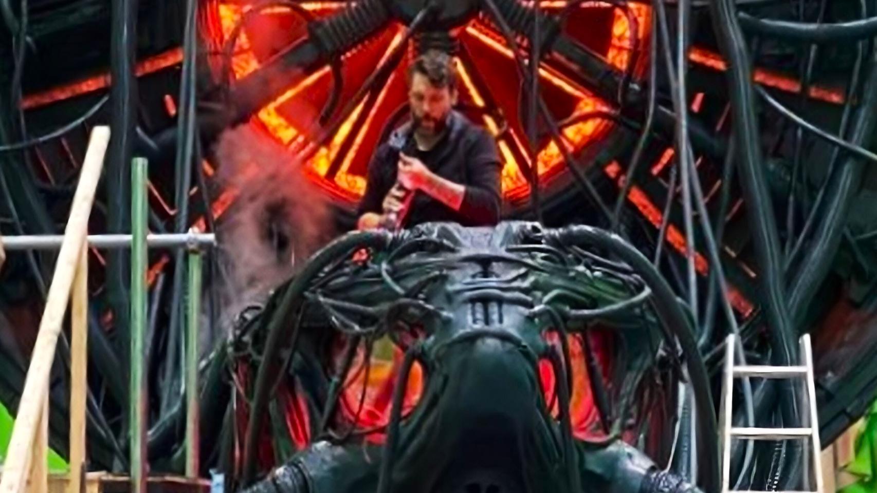 Tono Garzón, durante el rodaje de 'Matrix Resurrections' en la cápsula de la que salía Keanu Reeves.