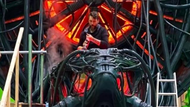 Tono Garzón, durante el rodaje de 'Matrix Resurrections' en la cápsula de la que salía Keanu Reeves.