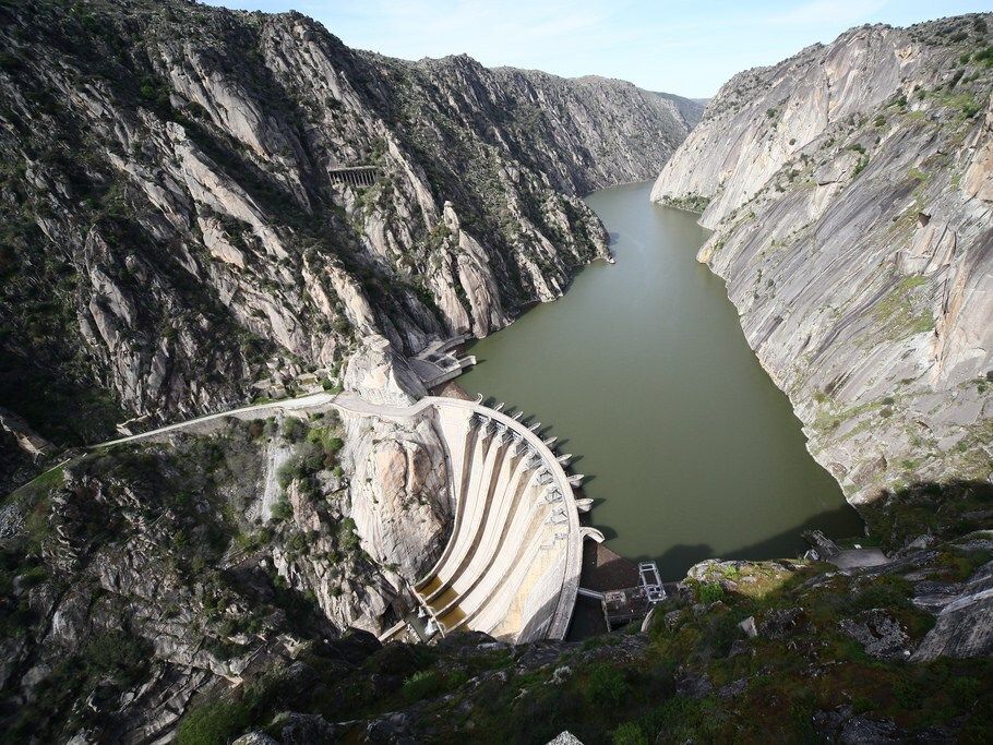 Presa de Aldeadávila, construida en los cañones del Duero