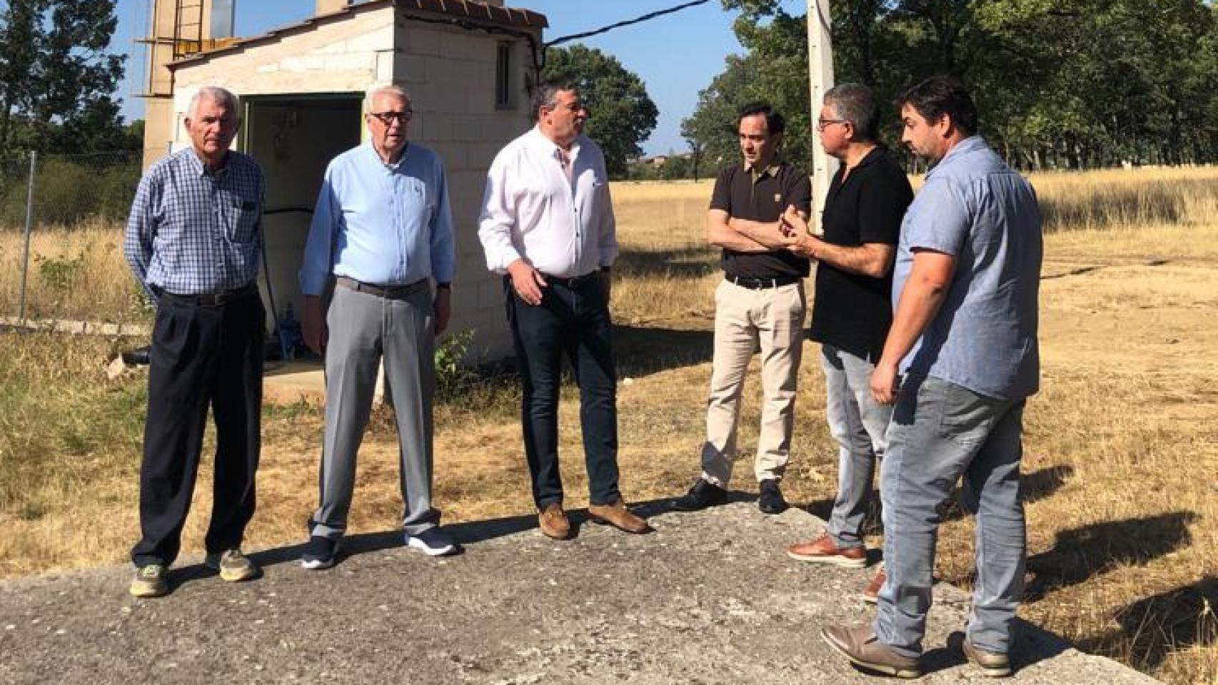 El diputado de Medioambiente y Obras Municipales, Javier Faúndez, acompañado por el alcalde del Ayuntamiento de Alcañices, Jesús Lorenzo, y el alcalde pedáneo de Vivinera, Manuel Faúndez