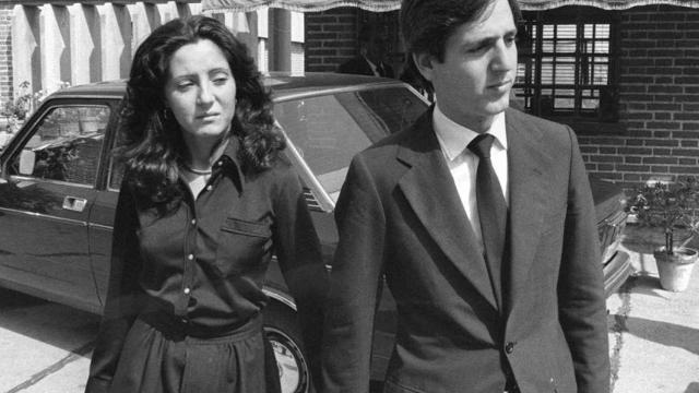 Juan de la Sierra y su hermana, Myriam, en el entierro de sus padres.