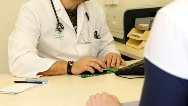 Un sanitario atiende a una paciente en Andalucía.