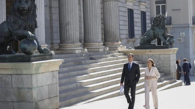 Alberto Núñez Feijóo y Cuca Gamarra, este martes a su llegada al Congreso de los Diputados.