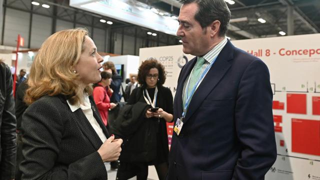 La vicepresidenta del Gobierno, Nadia Calviño, conversa con el líder de la CEOE, Antonio Garamendi.