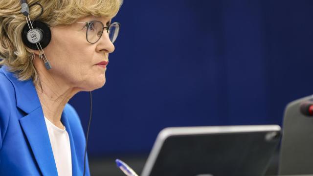 La comisaria de Servicios Financieros, Mairead McGuinness, durante el debate de este martes en la Eurocámara