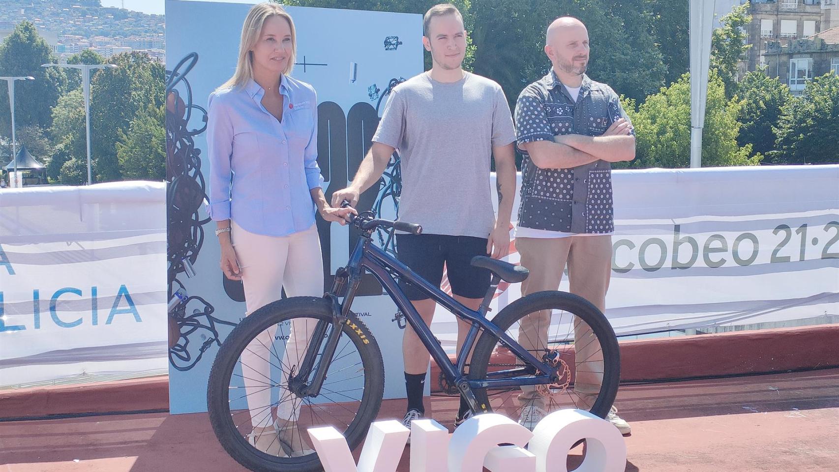 La delegada de la Xunta en Vigo, Marta Fernández-Tapias; uno de los participantes en la prueba Dirt Jump; y el promotor de O Marisquiño, Carlos Domínguez ‘Pity’