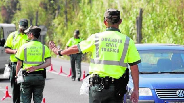 Un guardia civil para a un conductor.