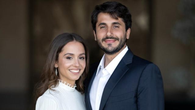 La princesa Iman y su prometido en la foto oficial de su compromiso.