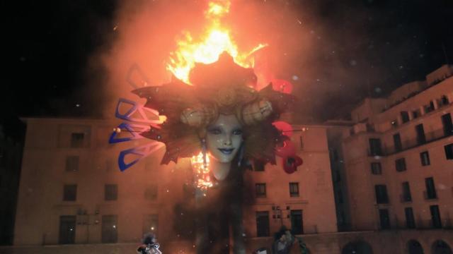 Cremà de la hoguera oficial, ubicada en la Plaza del Ayuntamiento.