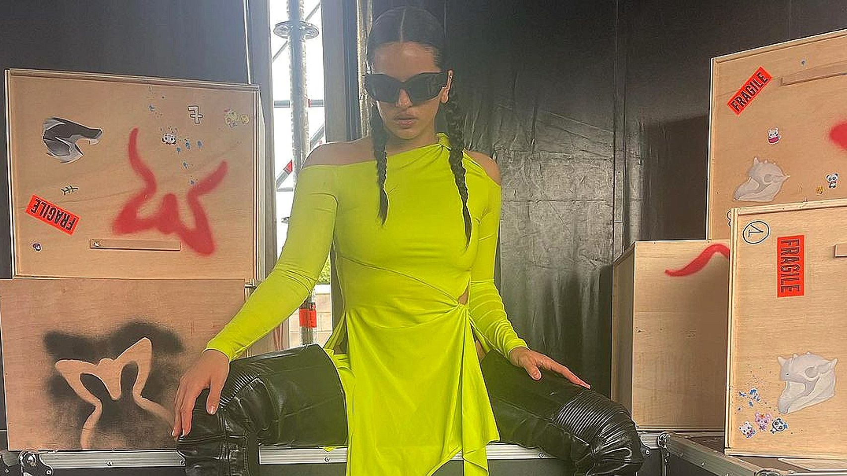 Rosalía se viste de 'Motomami' con un llamativo vestido de Pepa Salazar.