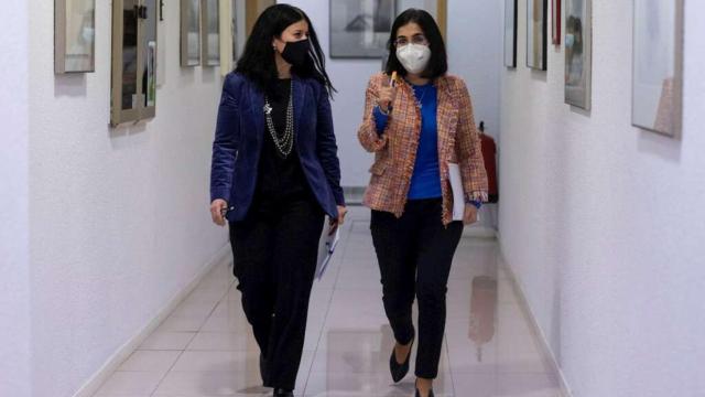 La ministra de Sanidad, Carolina Darias (d), junto a la directora general de Cartera Común de Servicios del Sistema Nacional de Salud y Farmacia, Patricia Lacruz.