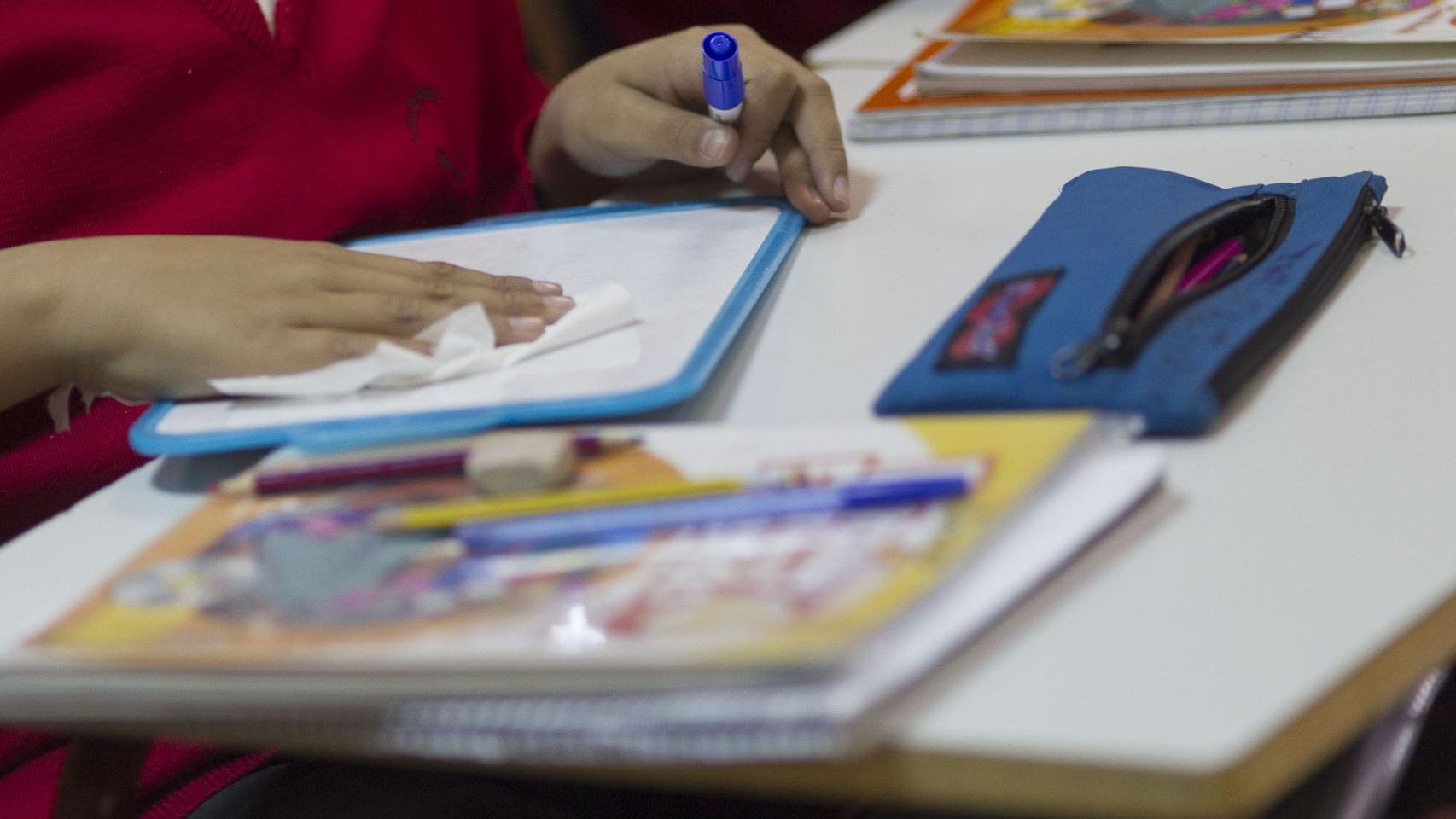 Un alumno durante una clase en el colegio.