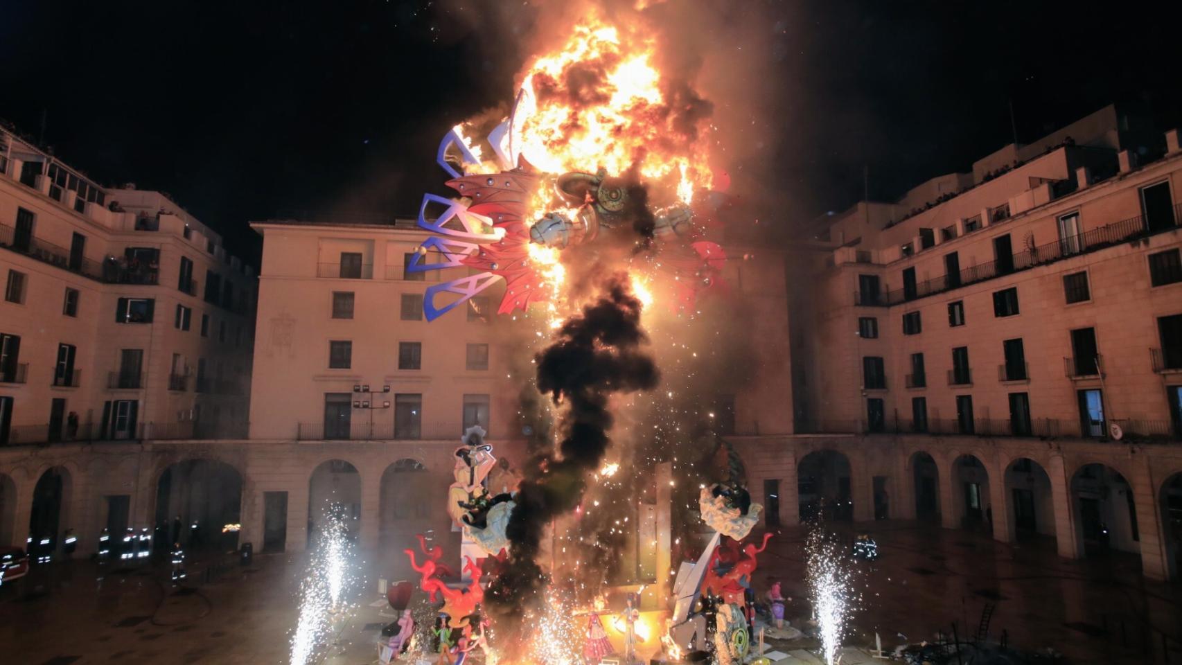 Cremà de la hoguera oficial, ubicada en la Plaza del Ayuntamiento.