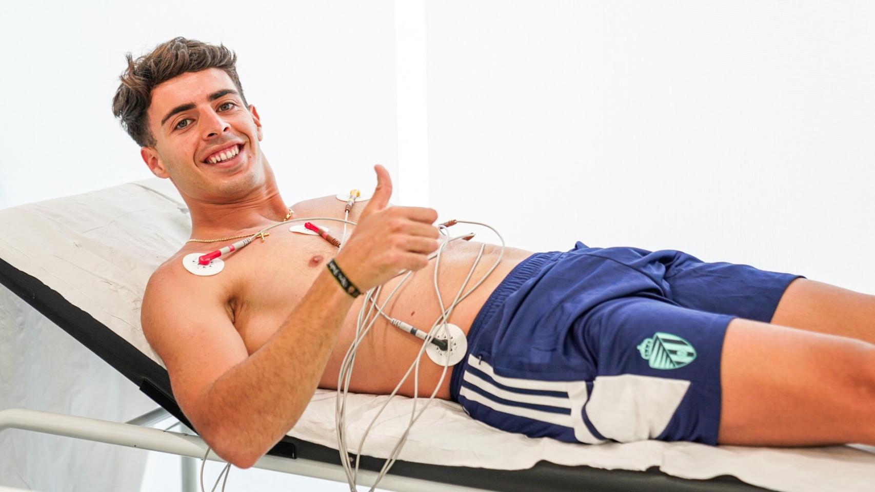 Álvaro Aguado pasa el reconocimiento médico