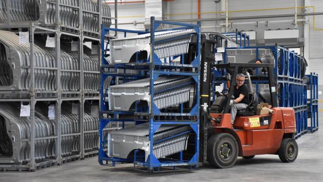 Un operario trabaja en el interior de la planta de Nissan Ávila