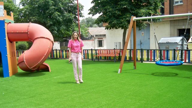 La concejala de Obras, Parques y Jardines, Marta Labrador, visita el parque infantil de la plaza del Ángel de Santa Marta