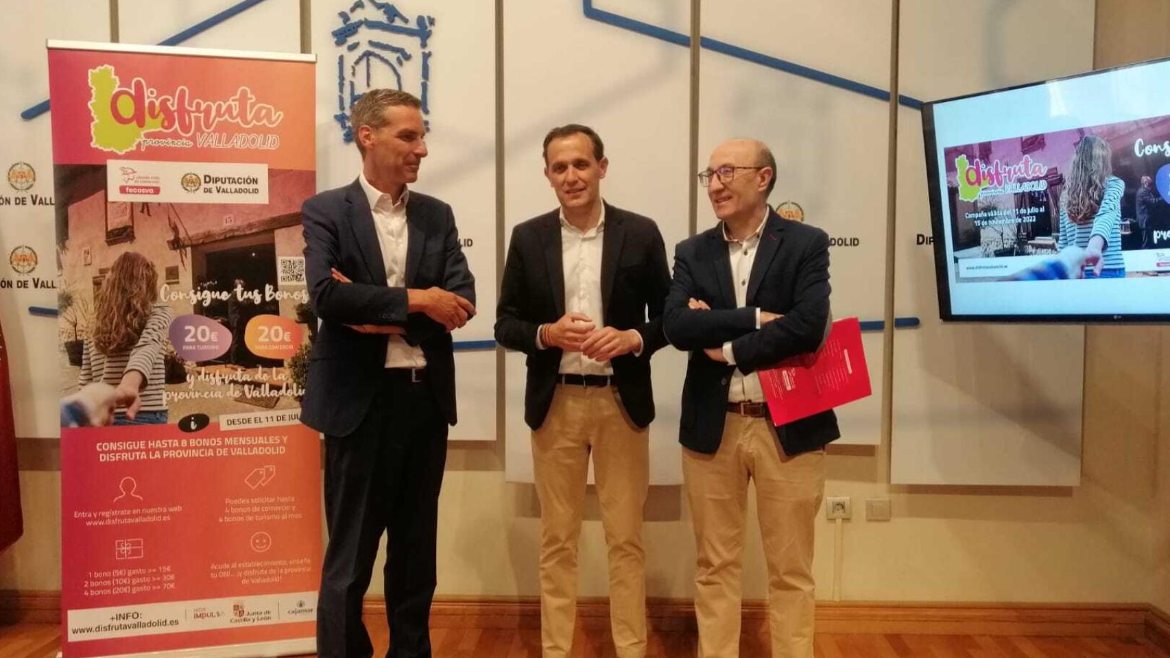 Presentación de 'Disfruta Provincia de Valladolid'. De izquierda a derecha: Raúl Jesús Ortega, de Cajamar; Conrado Íscar, presidente de la Diputación de Valladolid, y Jesús Herreras, presidente de Fecosva