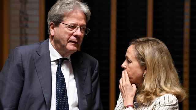 La vicepresidenta Nadia Calviño conversa con el comisario de Asuntos Económicos, Paolo Gentiloni, durante un Ecofin