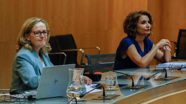 Nadia Calviño, vicepresidenta del Gobierno, y María Jesús Montero, ministra de Hacienda y Función Pública, durante la reunión con los agentes sociales.