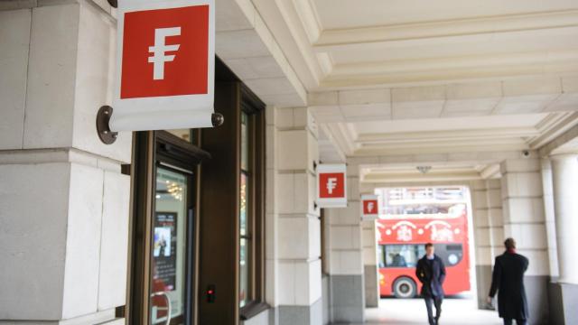 Banderolas de Fidelity International en una calle de Londres.