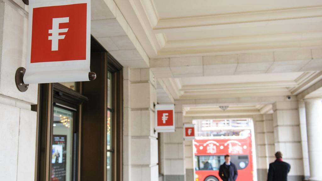 Banderolas de Fidelity International en una calle de Londres.