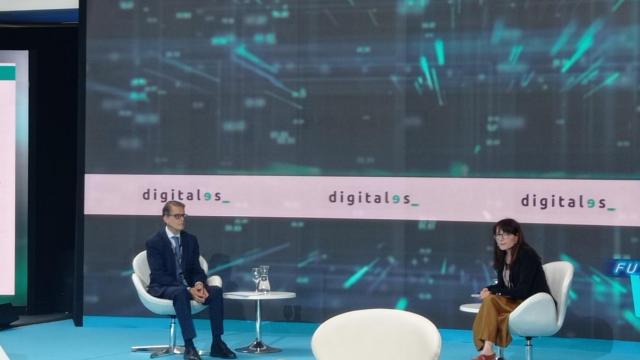 El secretario de Estado de Telecomunicaciones e Infraestructuras Digitales, Roberto Sánchez, dialoga con la doctora en Economía y gerente en Frontier Economics, Juana Santamaría, en el 2022Summit de DigitalEs