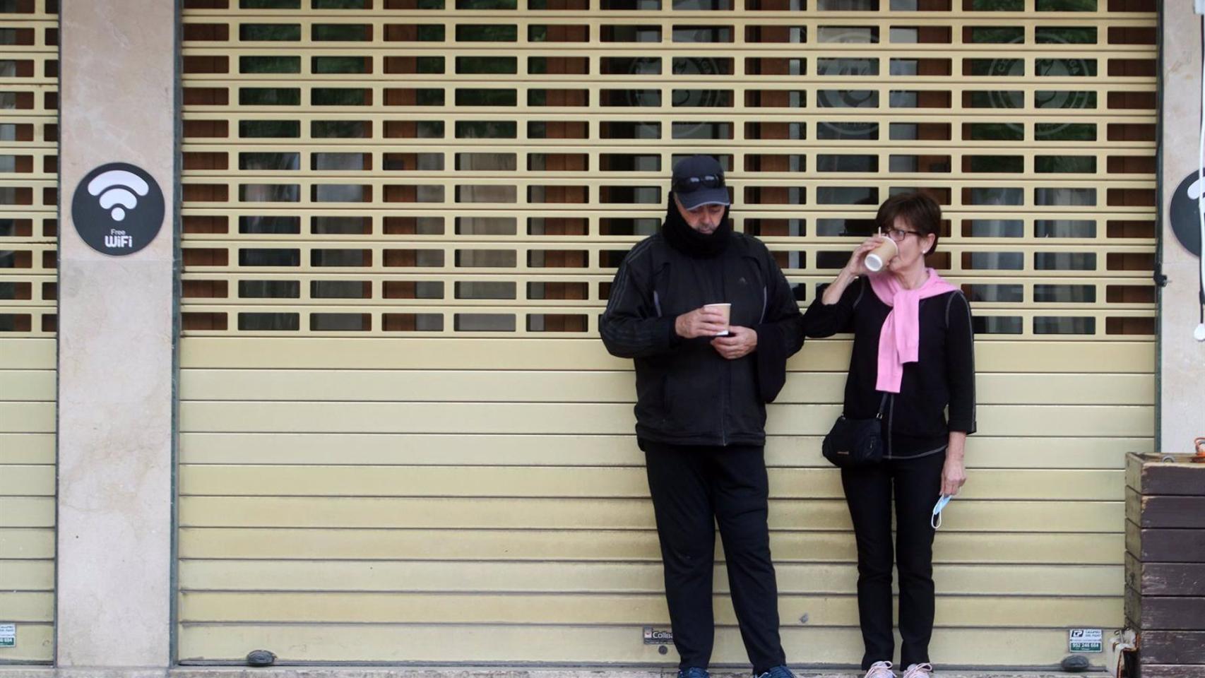 Imagen de archivo de un comercio cerrado en Málaga capital durante la pandemia.
