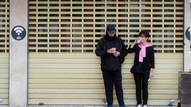 Imagen de archivo de un comercio cerrado en Málaga capital durante la pandemia.