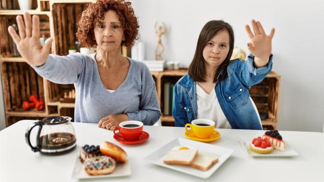 Dos mujeres en el desayuno haciendo un gesto de negación.