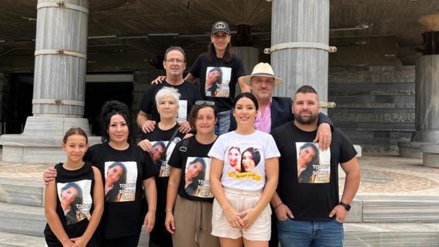 Nora y Rubén, con sus padres, Damián y Felisa, junto a otros familiares, este miércoles, en la Asamblea Regional tras la votación de la iniciativa parlamentaria que apoya la 'ley Sara'.