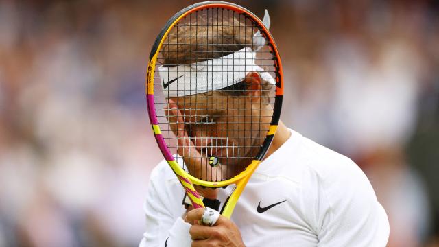 Nadal se lamenta durante el partido ante Fritz en Wimbledon.