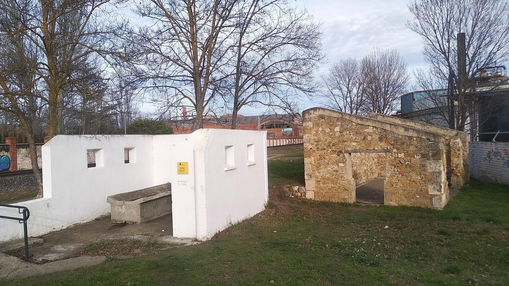 En la zona próxima a la vía aun se conservan algunos restos del antiguo campo de concentración
