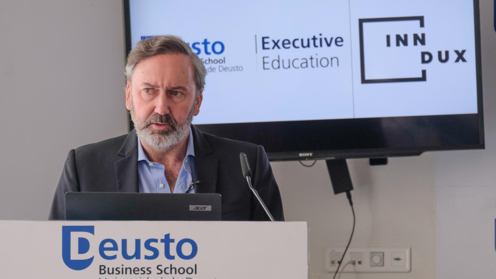 Paco Bree, CEO de Inndux, durante la conferencia sobre vigilancia, inteligencia, disrupción e innovación en Deusto Business School este 7 de julio.