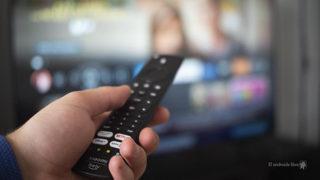 Mando de la Xiaomi TV F2 siendo utilizado