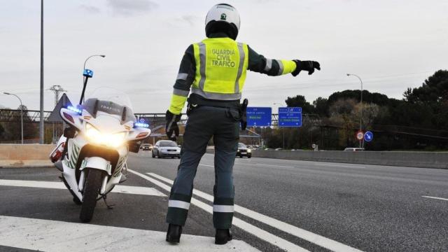 Un agente de la Guardia Civil de Tráfico, en imagen de archivo.