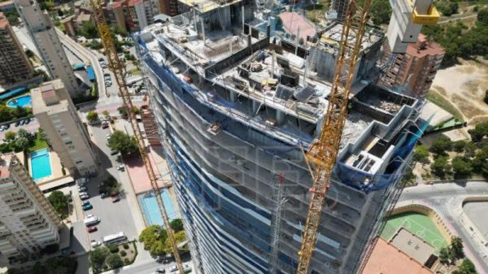 El edificio que está construyendo Urbas en la playa de Poniente de Benidorm.