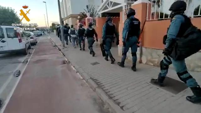 Agentes de la Guardia Civil, mientras se desarrollaba la operación en uno de los registros.
