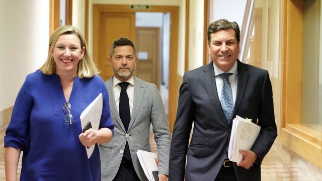 El consejero de Economía y Hacienda y portavoz, Carlos Fernández Carriedo, y la consejera de Familia e Igualdad de Oportunidades, Isabel Blanco, comparecen en rueda de prensa posterior al Consejo de Gobierno
