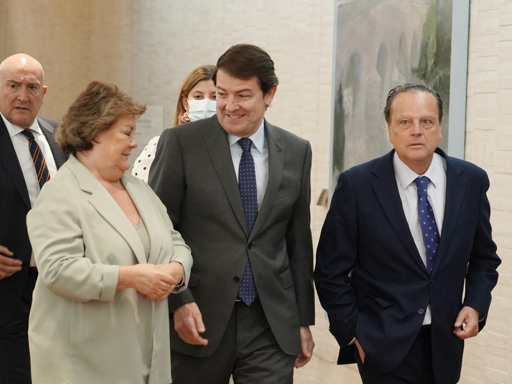 La presidenta del Tribunal de Cuentas, Enriqueta Chicano, el presidente de la Junta, Alfonso Fernández Mañueco y el presidente del Consejo de Cuentas, Mario Amilivia, a su llegada a la conmemoración del XX aniversario del órgano, este jueves.
