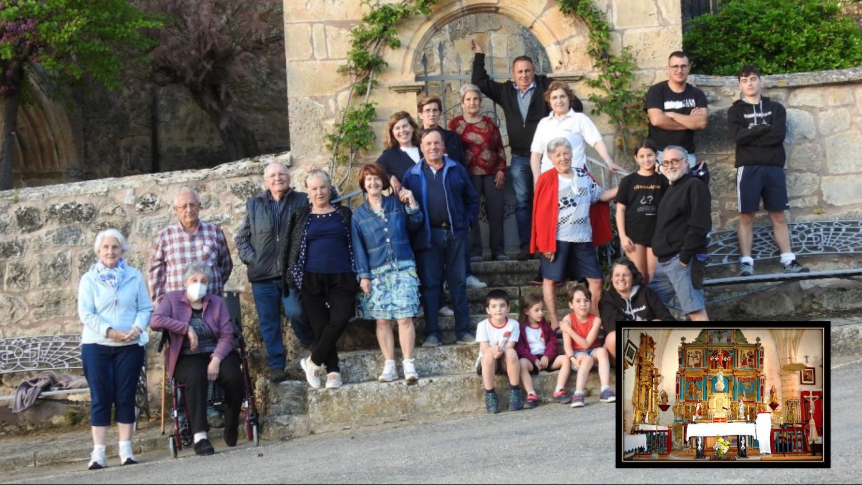 Los habitantes de Terradillos de Serrano, sus familias y su 'joya'.
