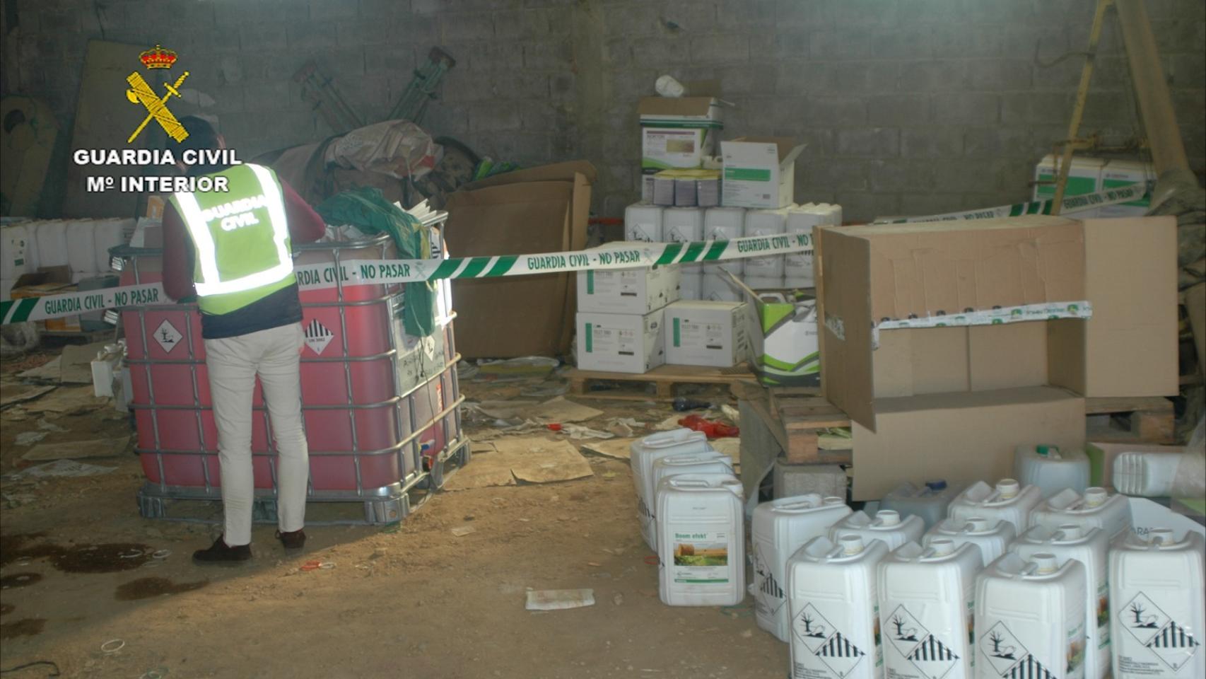 Material fitosanitario incautado por la Guardia Civil.
