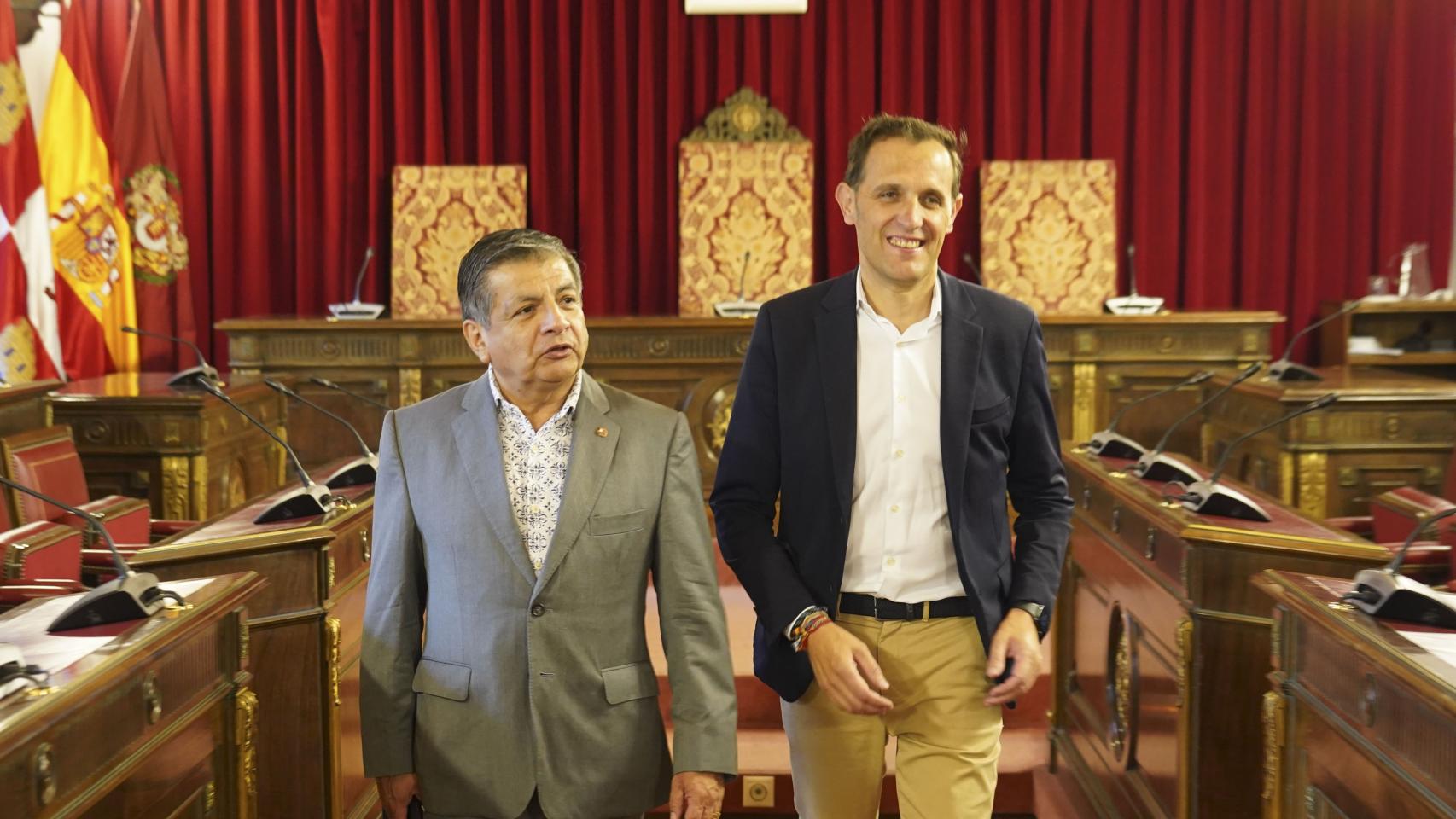 José Carlos Palomino, cónsul de Perú, y Conrado Íscar, presidente de la Diputación de Valladolid.