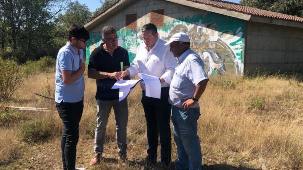 El vicepresidente tercero de la Diputación de Zamora y diputado de Medioambiente y Obras Municipales, Javier Faúndez Domínguez, junto al alcalde del Ayuntamiento de Rabanales, Santiago Moral