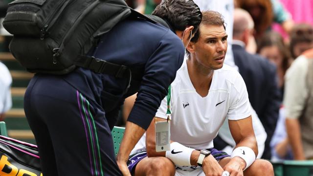 Rafa Nadal siendo revisado por el médico en Wimbledon