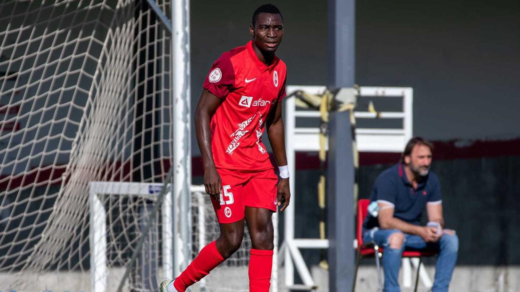 Bassirou en un partido con el Rayo Majadahonda.
