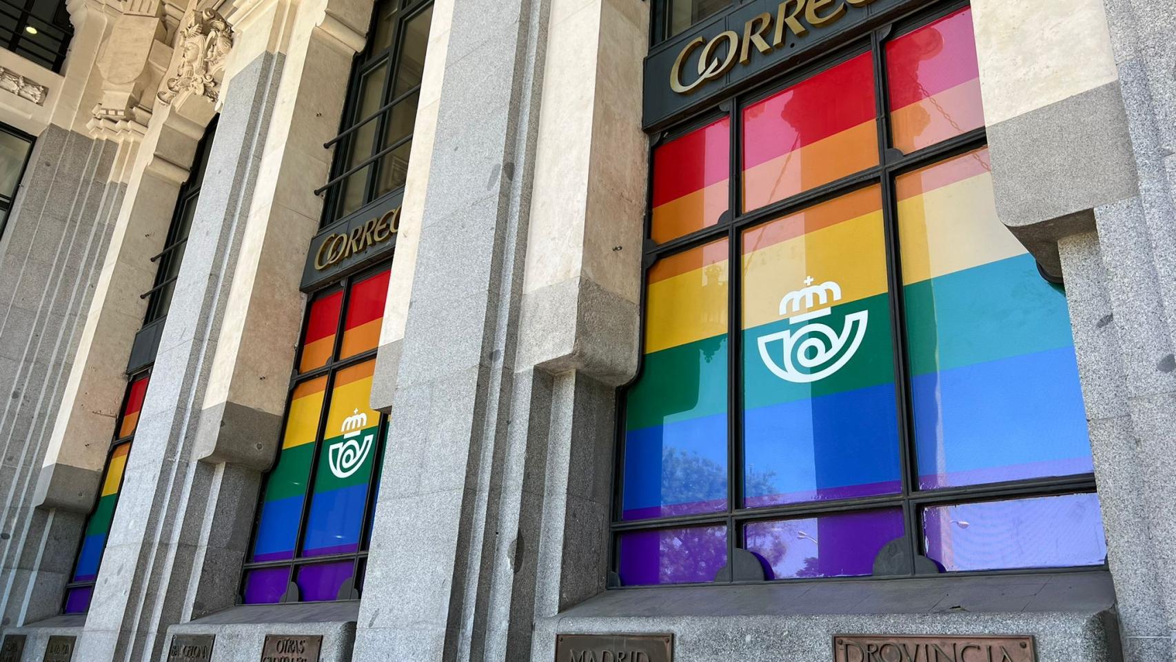 La bandera arcoíris viste el palacio de Cibeles: Correos exhibe Orgullo en la fachada de su sede central
