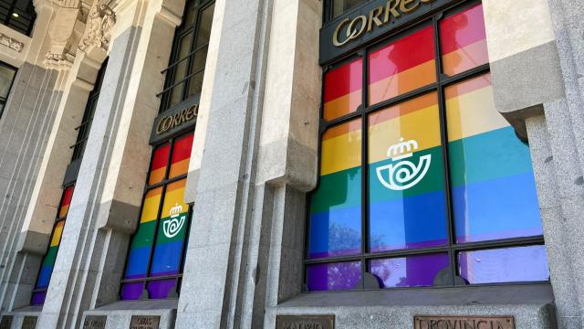 La bandera arcoíris viste el palacio de Cibeles: Correos exhibe Orgullo en la fachada de su sede central